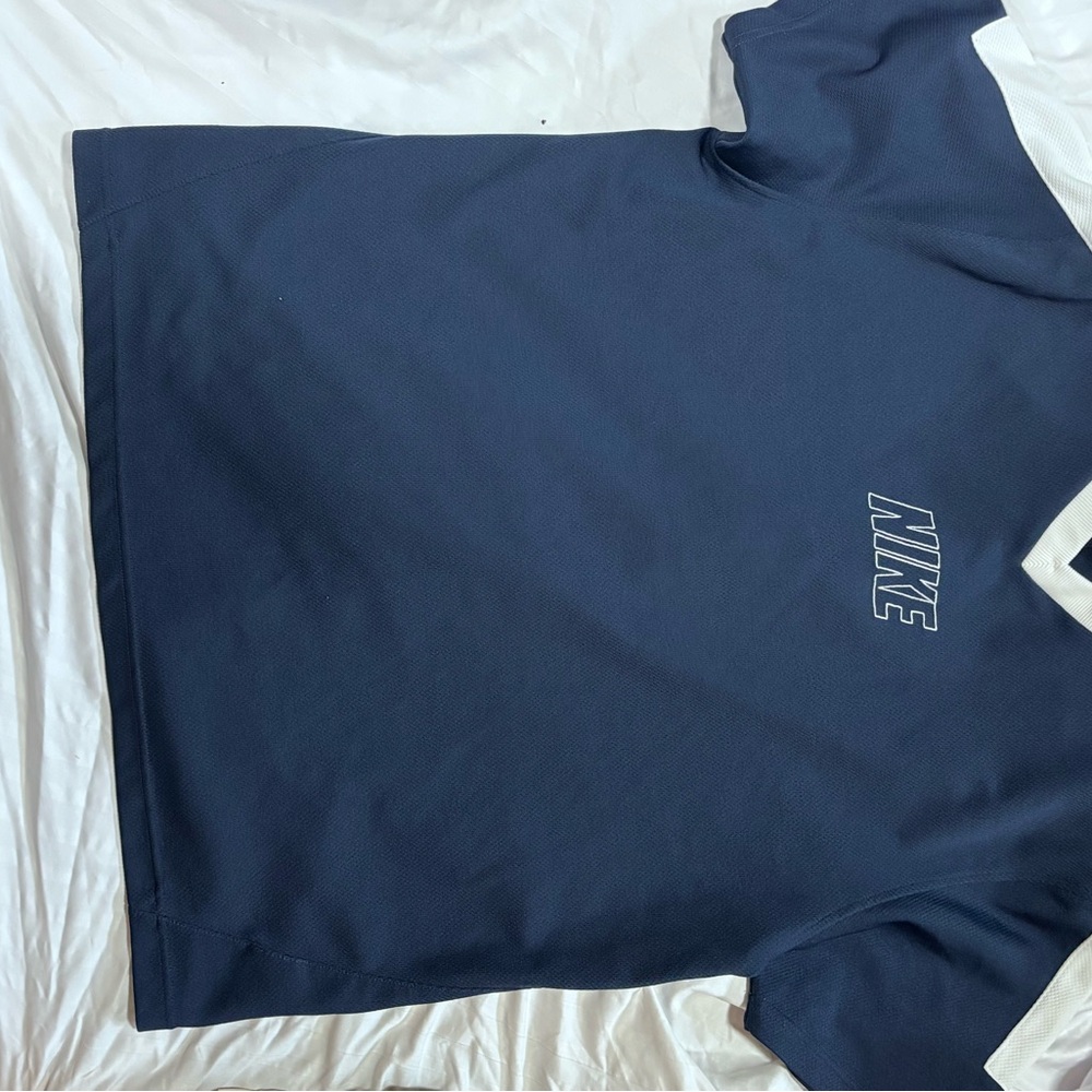 Vintage Nike Men’s Navy and White Athletic Tee